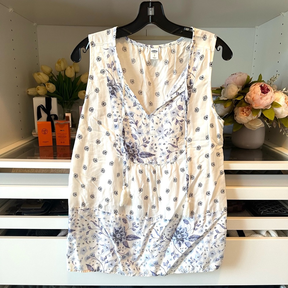 Old Navy sleeveless V-neck top - blue and white Lightweight for summer